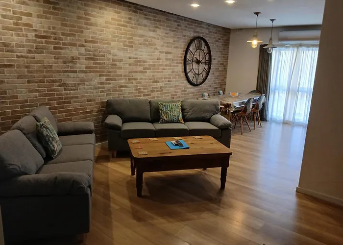 Cosy 4 Bedroom Apt With Use Of Pool