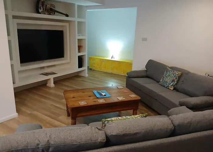 Cosy 4 Bedroom Apt With Use Of Pool